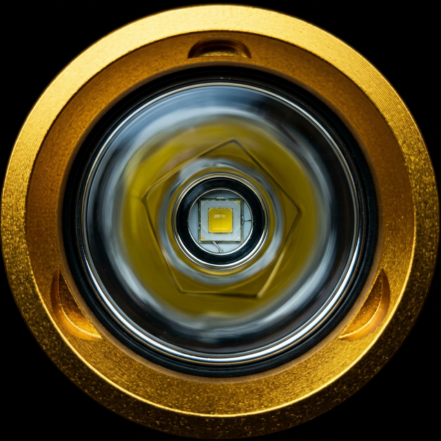 Lente frontal de vidrio templado 4mm con aro anodizado dorado y LED 6500K de la PS Dive SMALL 2000