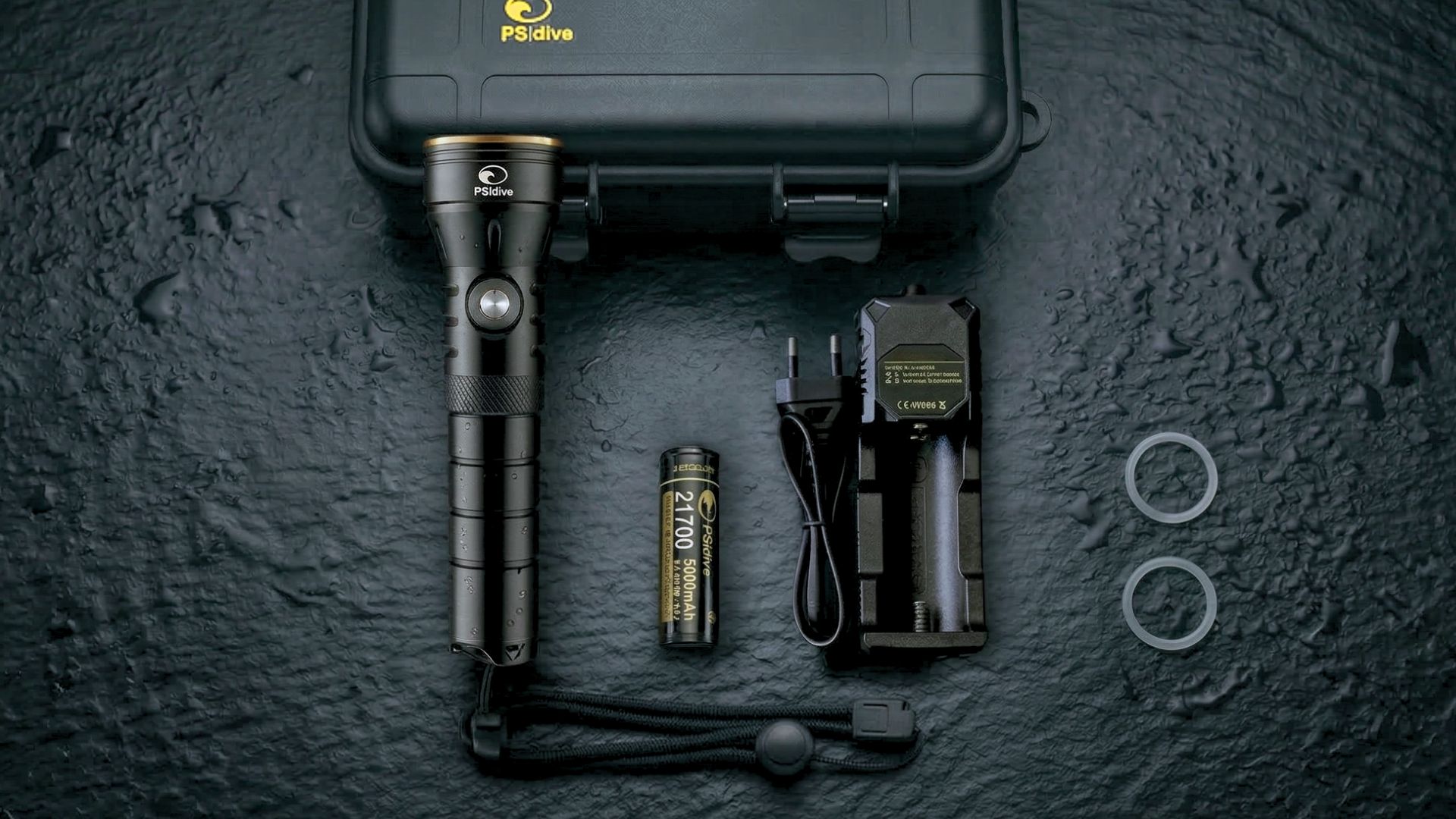 Contenido de la caja: linterna PS Dive SMALL 2000, batería 21700, cargador MULTI, correa ajustable y 2 juntas tóricas de repuesto del mismo diámetro