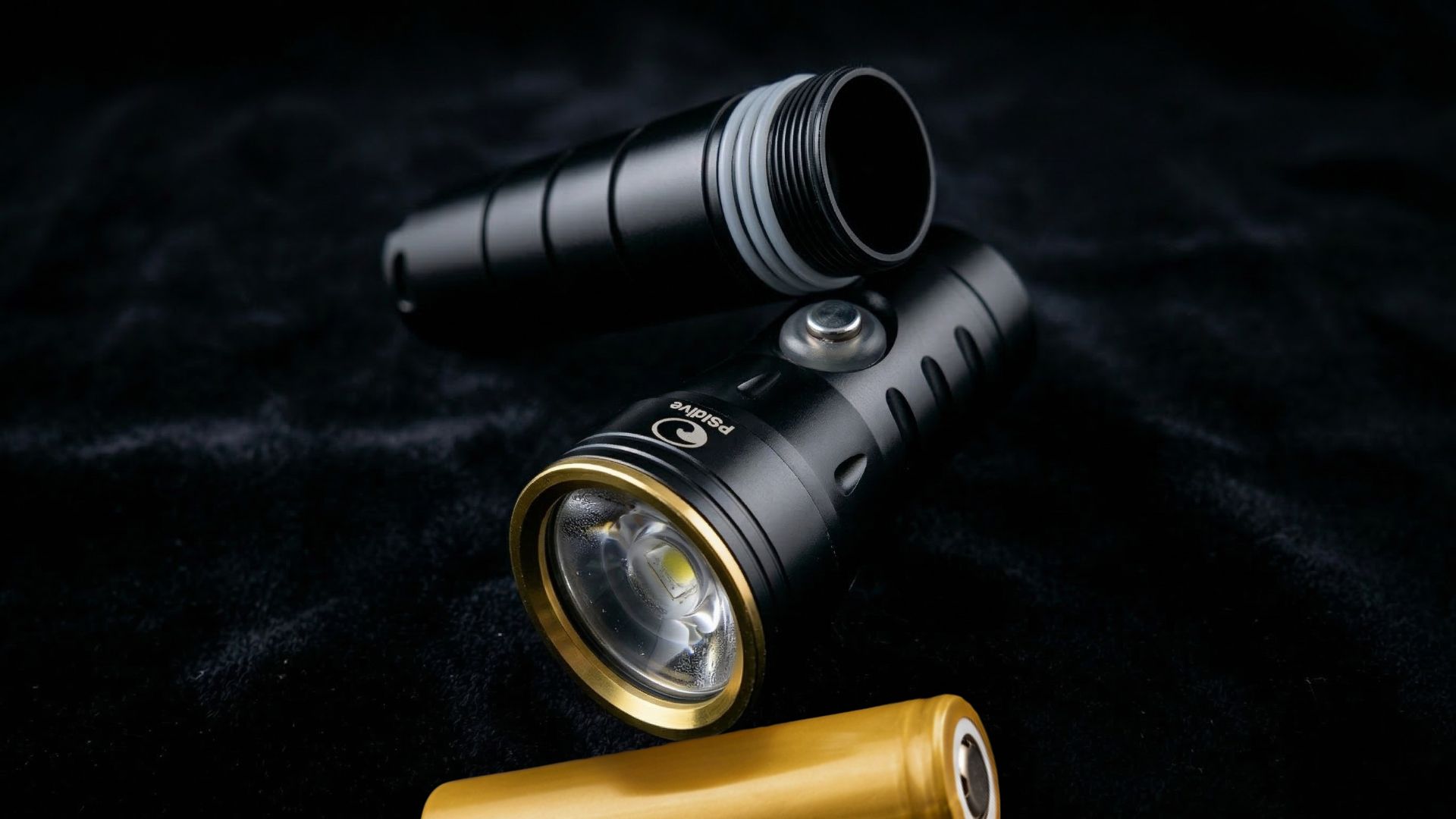 Detalle del grabado láser y acabado del cuerpo de la linterna PS Dive SMALL 2000