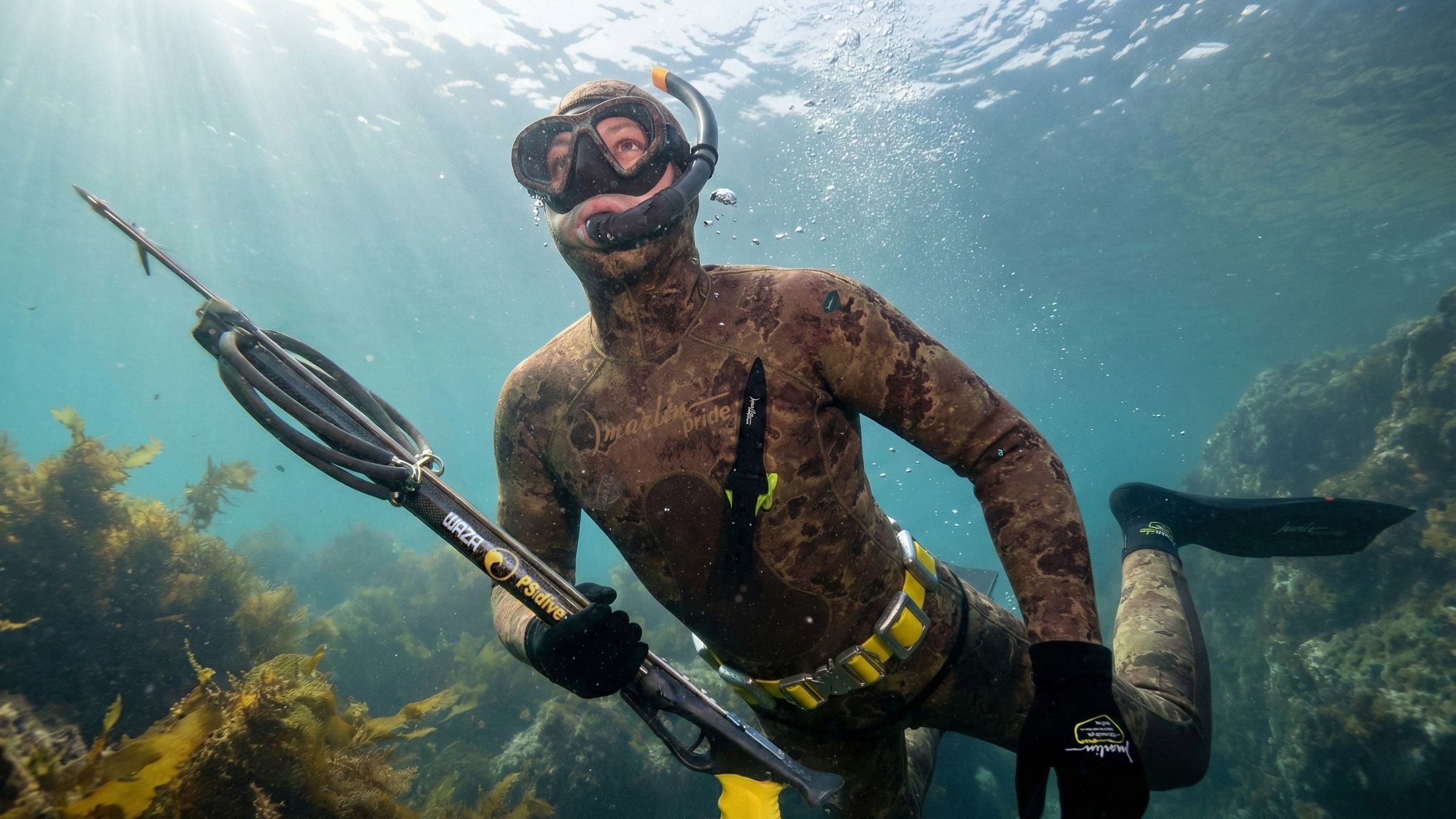 Corte anatómico que se funde con la postura natural del pescador submarino.