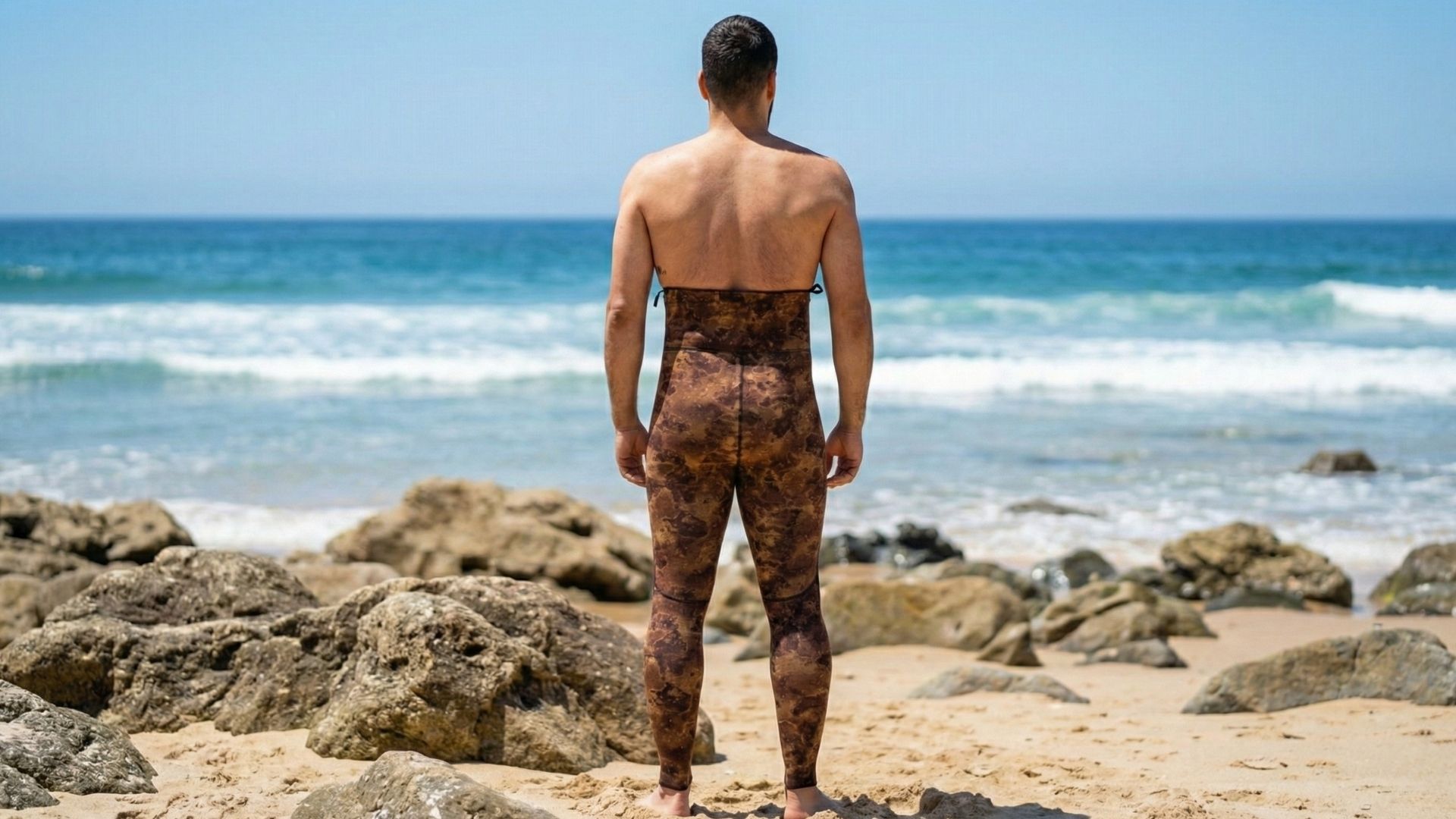 Sistema sin tirantes que minimiza la entrada de agua con protección lumbar y efecto aquastop