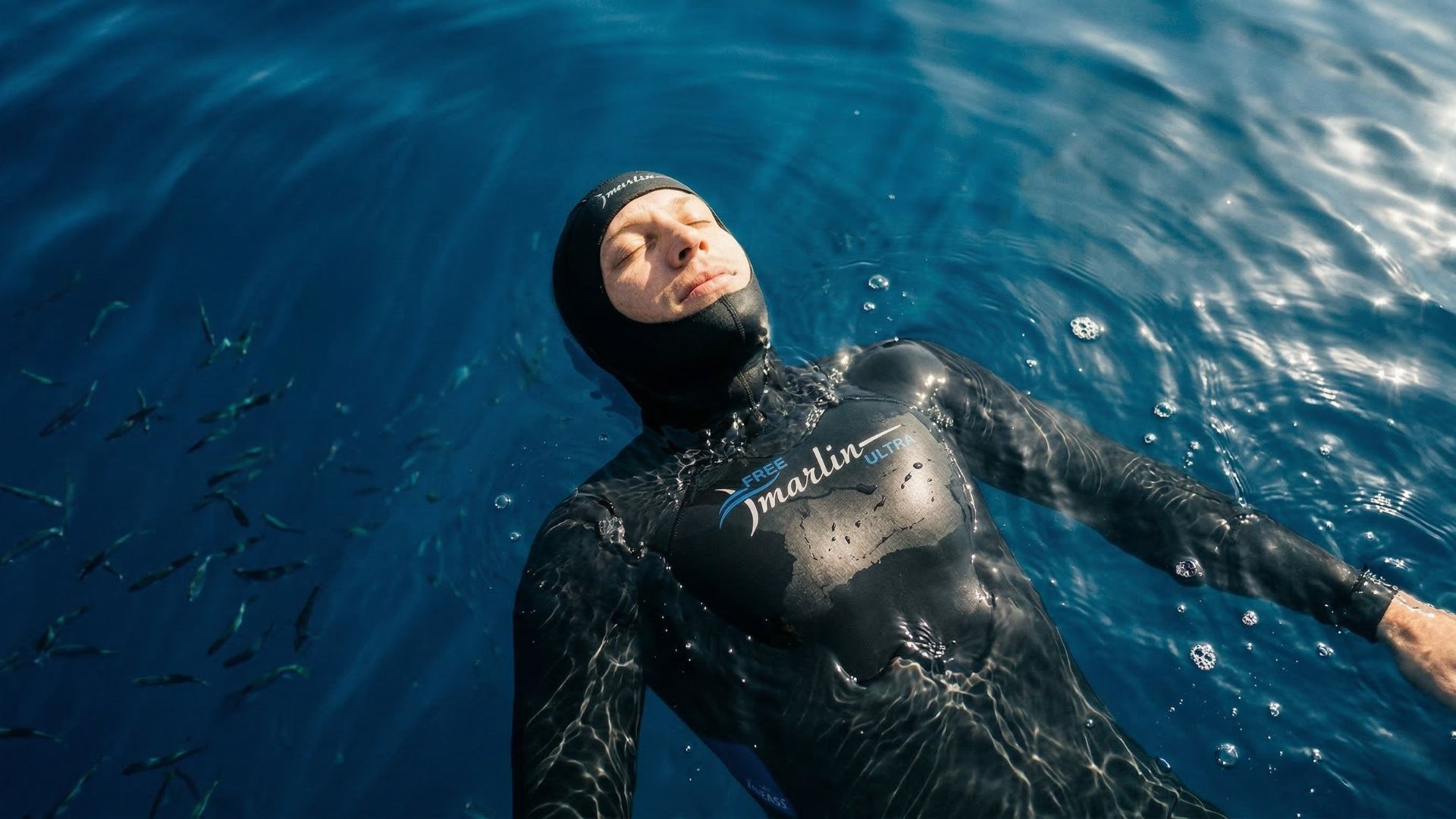 Apneísta realizando la fase de relajación boca arriba en la superficie del agua