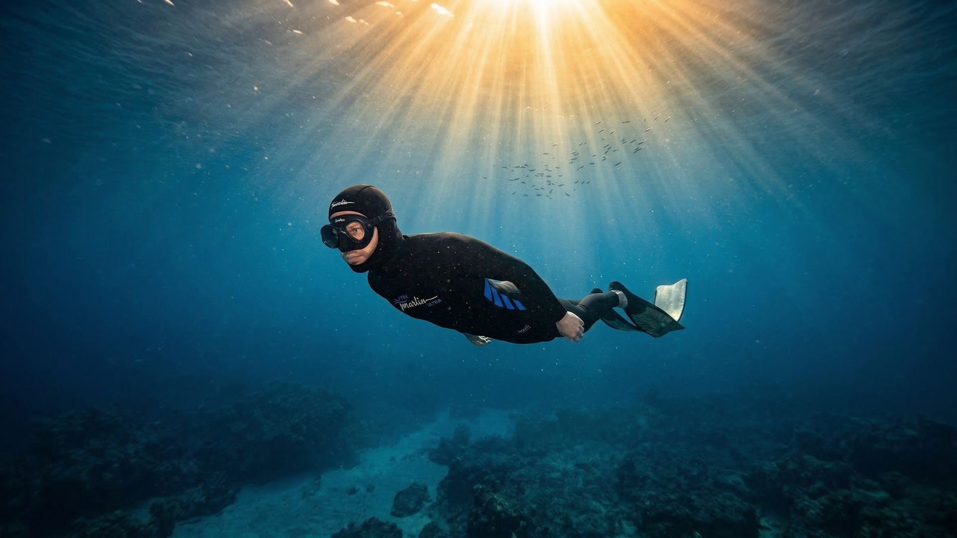 Apneísta descendiendo en solitario bajo el mar con el traje Marlin Ultra en plena inmersión