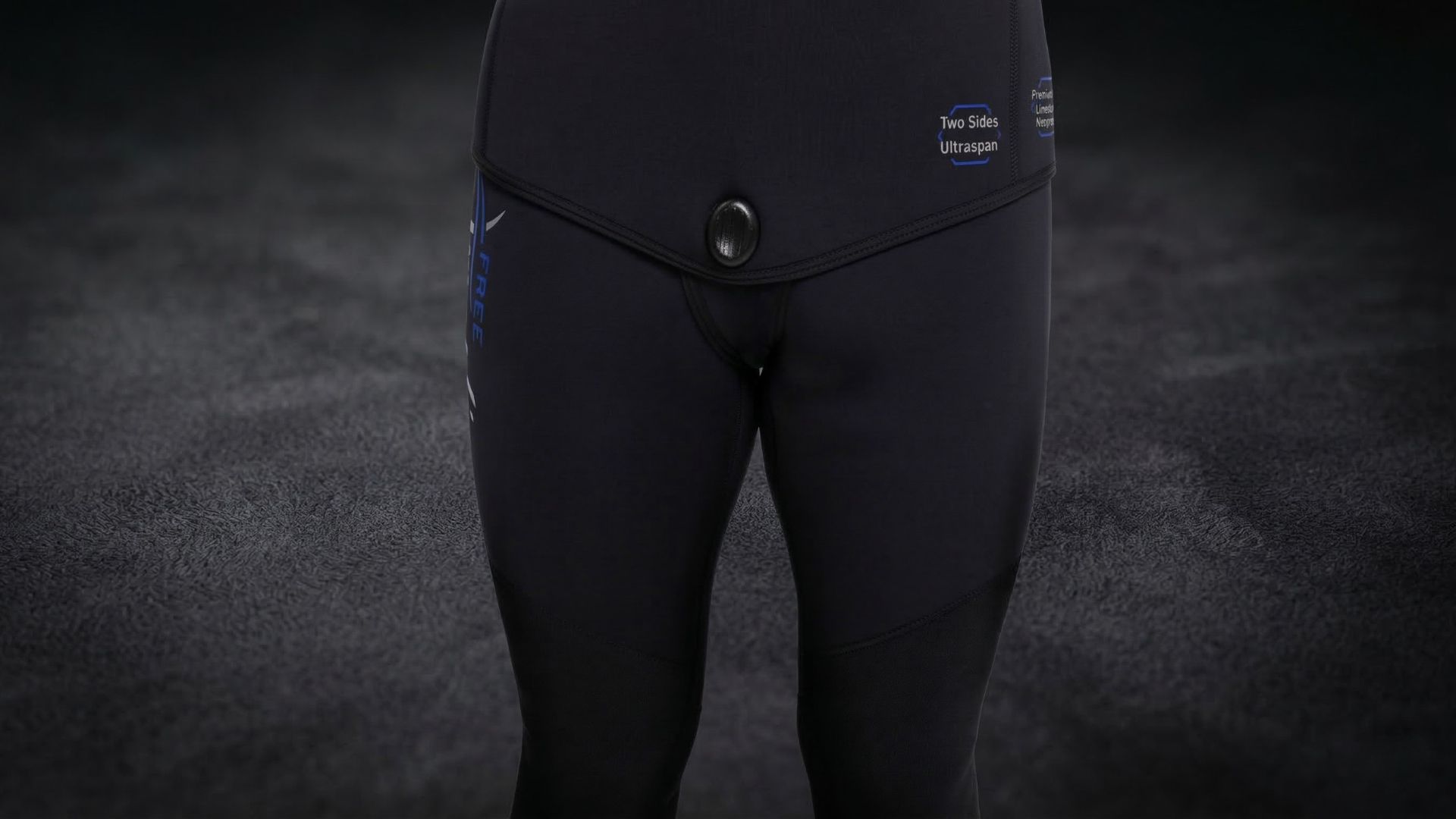 Pantalón de cintura alta mostrando el clip interior para abrochar la chaqueta