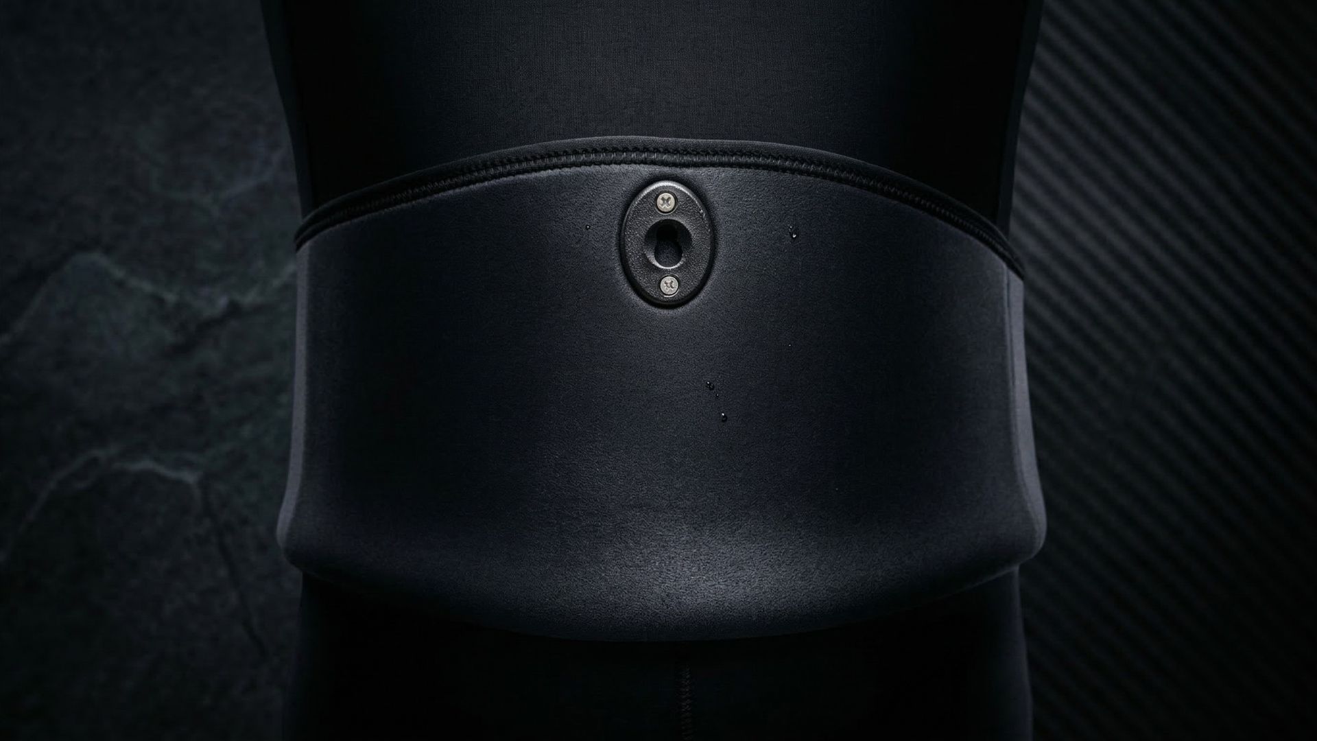 Primer plano de los resistentes remaches de sujeción de la cola de castor