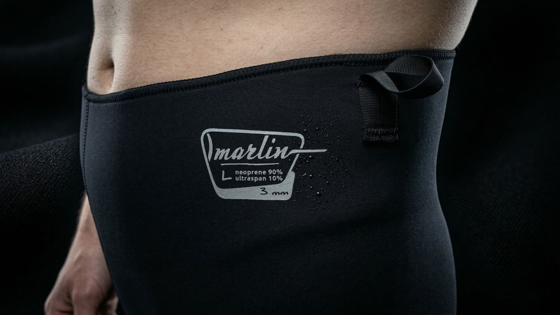 Detalle del marcaje de materiales en el pantalón y tirador lateral